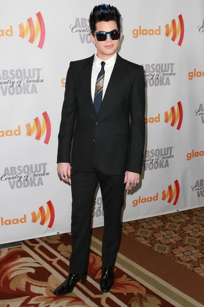 Adam Lambert arrives at the 21st Annual GLAAD Media Awards — Stock Photo, Image