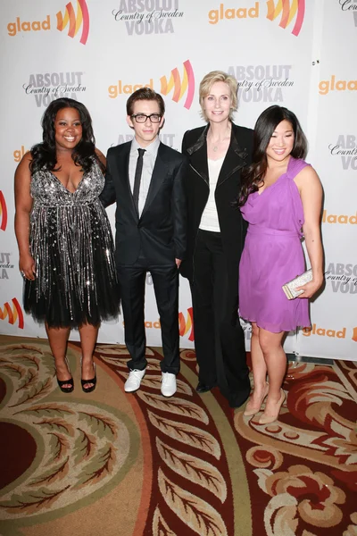 Amber riley, kevin mchale, jane lynch & jenna ushkowitz aankomen op de 21ste jaarlijkse glaad media awards — Stockfoto