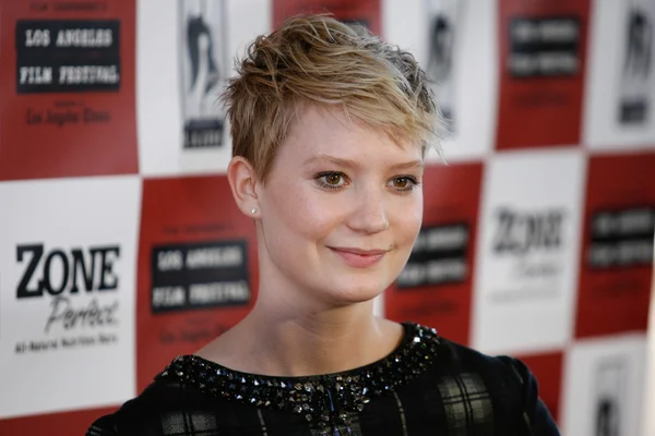 Mia Wasikowska arrives at The Kids Are All Right premiere — Stock Photo, Image