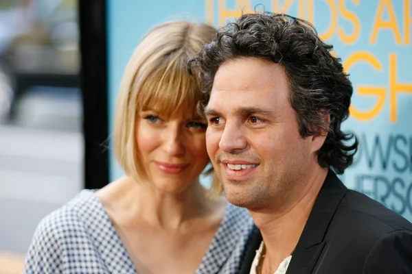 Mark Rüffel und Ehefrau Sunrise Rüffel kommen zur Premiere von "Die Kinder sind in Ordnung" — Stockfoto