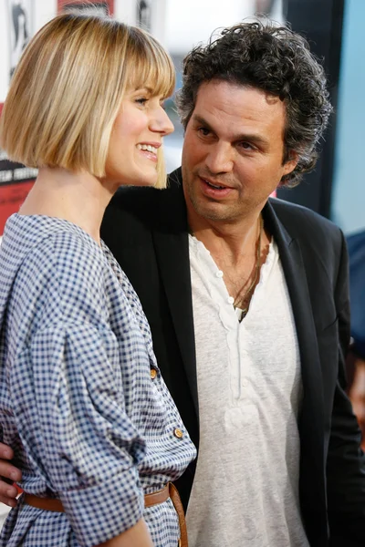 Mark Ruffalo e la moglie Sunrise Ruffalo arrivano alla premiere di 'The Kids Are All Right' — Foto Stock