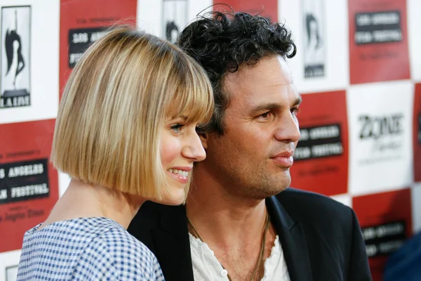R Mark Ruffalo e la moglie Sunrise Ruffalo arrivano alla premiere di 'The Kids Are All Right' — Foto Stock