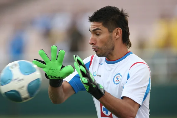 Yosgart Gutierrez se réchauffe avant le début du match — Photo