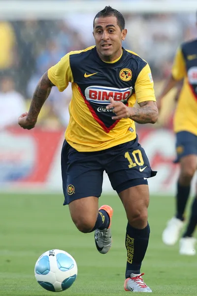 Daniel Karadağ topu oyun sırasında sürüyordu.