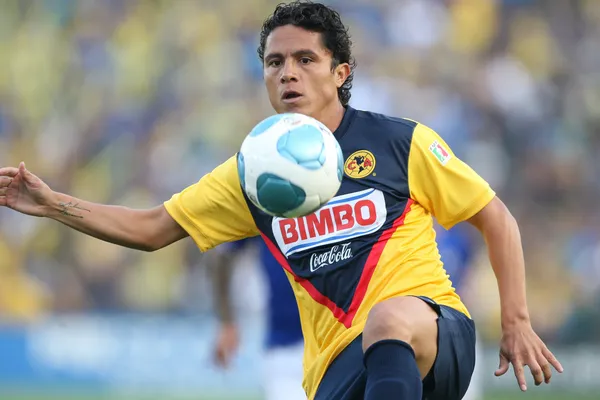 Israel Martinez controls the ball during the game — Stock Photo, Image