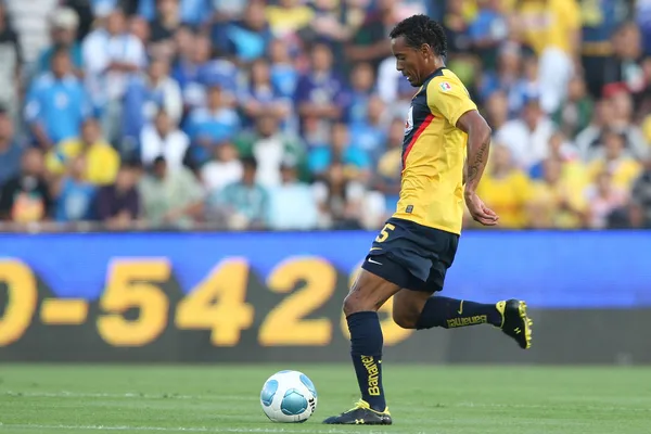 Adolfo Rosinei controla la pelota durante el juego — Foto de Stock