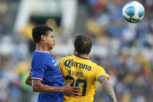 Edcarlos Conceicao et Matias Vuosos se battent pour l'en-tête pendant le match — Photo