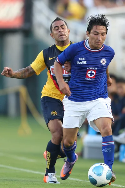 Daniel montenegro och cruz azul gienir garcia kampen för en boll under spelet — Stockfoto