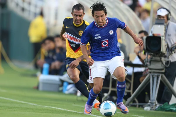 Daniel Montenegro et Cruz Azul Gienir Garcia se battent pour un ballon pendant le match — Photo