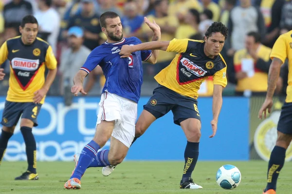 Israel Martínez y Emanuel Villa luchan por el balón durante el partido — Foto de Stock