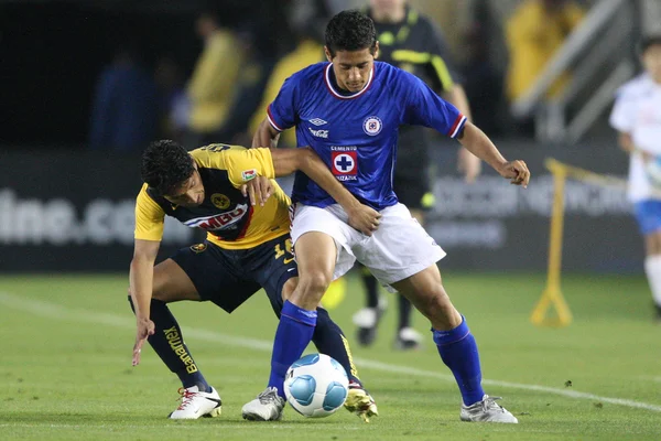 Angel Reyna and Cruz Azul Alejandro Vela fight for the ball during the game — Stock Photo, Image