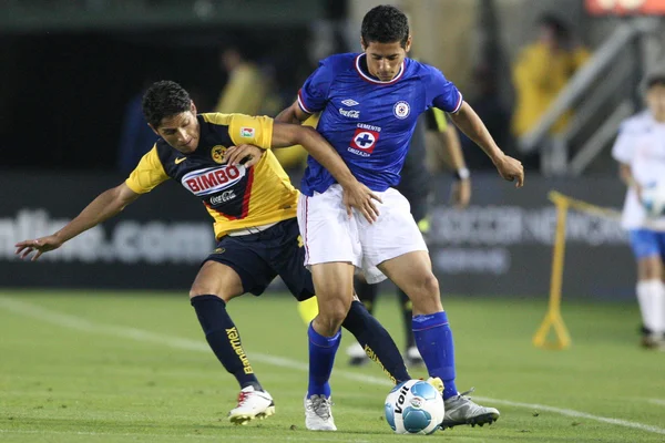 Angel Reyna e Cruz Azul Alejandro Vela lutam pela bola durante o jogo — Fotografia de Stock