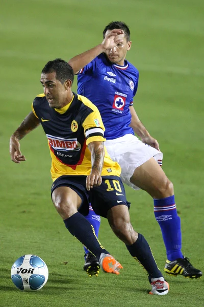 Daniel Montenegro passa por Cruz Azul Christian Gimenez durante o jogo — Fotografia de Stock