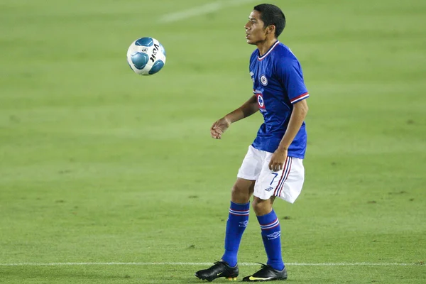 Javier aquino, oyun sırasında top denetler