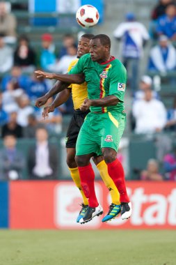 Delroy facey ve jermaine taylor mücadele için topu oyun sırasında