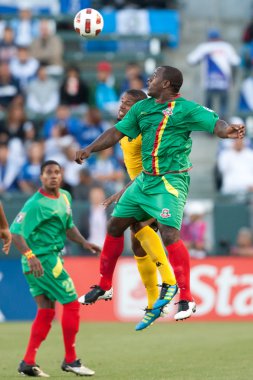 Delroy facey ve jermaine taylor mücadele için topu oyun sırasında