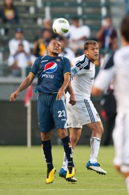 Sergio mendoza ve adam cristman dövüş oyun sırasında top için