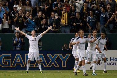 Robbie keane galaksi ile yaptığı ilk sırasında oyun sırasında ilk golünü kutluyor