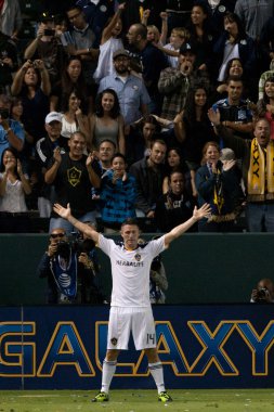 Robbie keane galaksi ile yaptığı ilk sırasında oyun sırasında ilk golünü kutluyor
