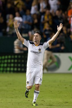 Robbie keane galaksi ile yaptığı ilk sırasında oyun sırasında ilk golünü kutluyor