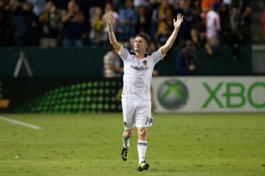 Robbie keane galaksi ile yaptığı ilk sırasında oyun sırasında ilk golünü kutluyor