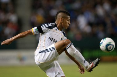 Sean franklin topu oyun sırasında denetler.