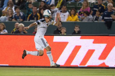 bir oyun sırasında topa kafa Landon donovan alır