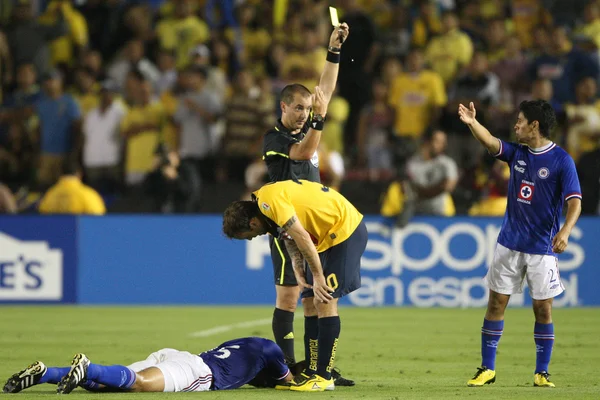 Matias vuoso utfärdas ett gult kort för en armbåge som drabbade horacio cervantes medan de var i luften kämpar för ett huvud under spelet — Stockfoto
