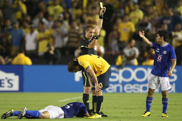 Matias Vuoso is issued a yellow card for an elbow that hit Horacio Cervantes while they were up in the air fighting for a header during the game — Stock Photo, Image