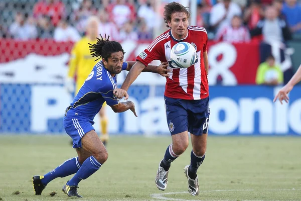 Alan Gordon and Kansas City Wizards midfielder Stephane Auvray fight for the ball during the game — Stock Photo, Image