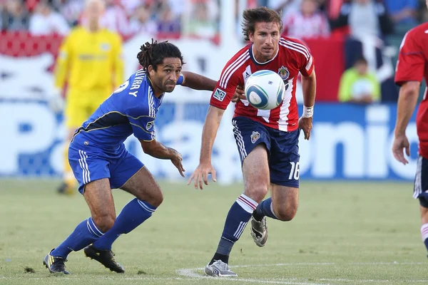 Stephane Auvray et l'attaquant américain Alan Gordon en action pendant le match — Photo