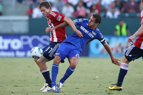 Justin Braun e Davy Arnaud lutam por posse durante o jogo — Fotografia de Stock