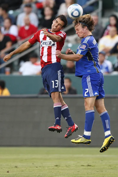 Jonathan Bornstein and Michael Harrington fight for a header during the game — Stock Photo, Image