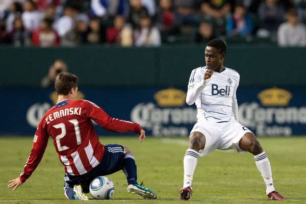 Ben Zemanski et Gershon Koffi en action pendant le match — Photo