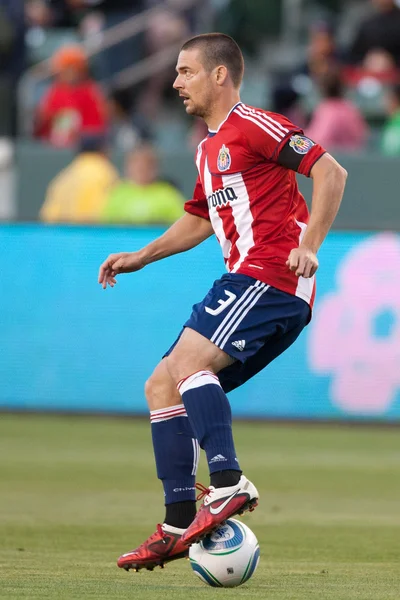 Heath pearce topu oyun sırasında denetler.