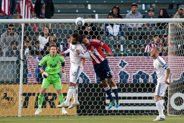 Chris Cortez and Mouloud Akloul fight for a header during the game — Stock Photo, Image