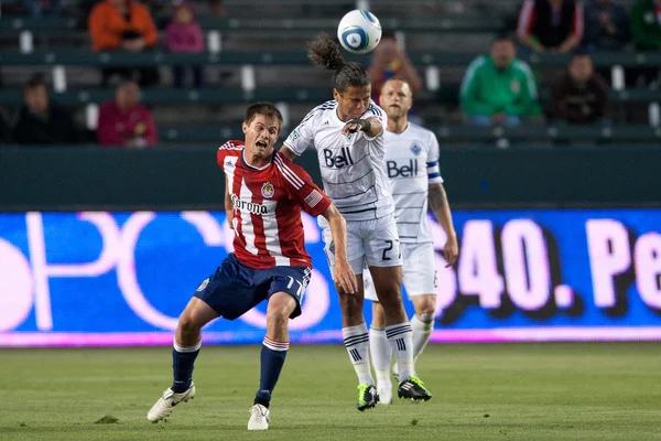 Justin Braun et Alexandre Morfaw se battent pour le ballon pendant le match — Photo