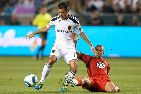 Fred slides into Juninho during the game — Stock Photo, Image