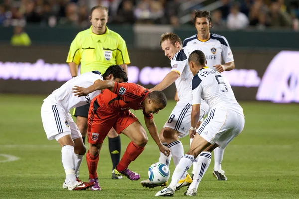 Charlie Davies tente de se frayer un chemin à travers la défense Galaxy pendant le match — Photo