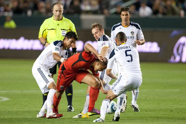 Charlie Davies tries to fight his way through the Galaxy defense during the game — Stock Photo, Image