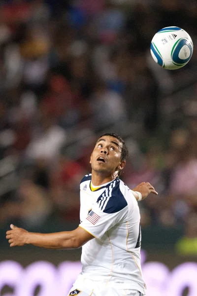 Miguel Lopez fica de olho na bola durante o jogo — Fotografia de Stock