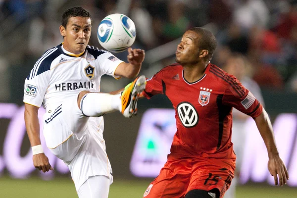 Miguel lopez ve ethan beyaz oyun sırasında top için mücadele