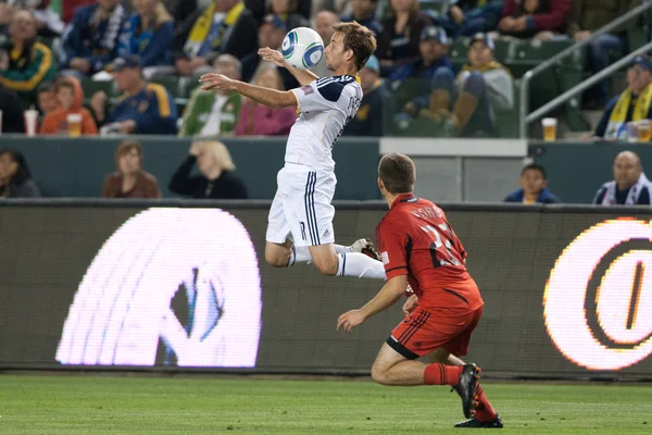 Mike magee topu oyun sırasında denetler.