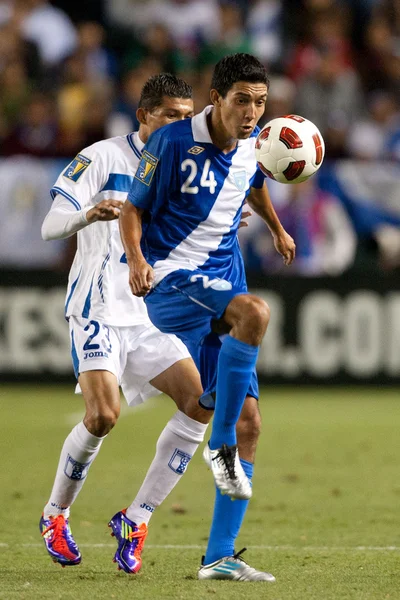 乔纳森 · 洛佩斯在比赛中控制球 — 图库照片