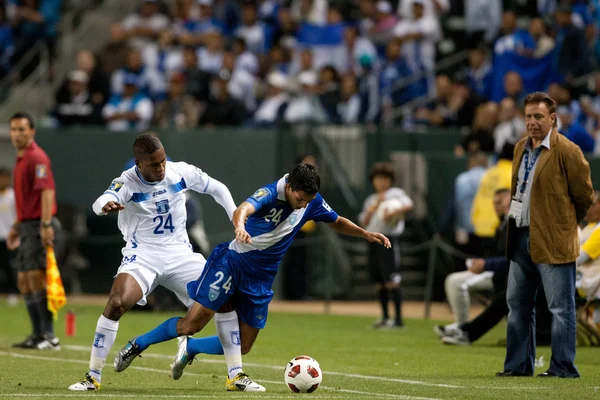 Brayan Beckeles et Jonathan Lopez en action pendant le match — Photo