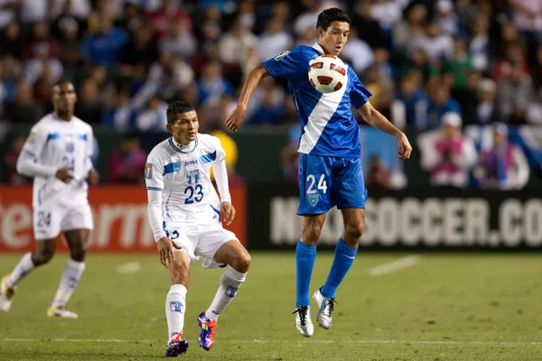 Jonathan Lopez contrôle la balle pendant le match — Photo