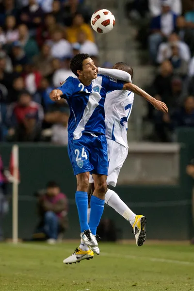 Jonathan López y Brayan Beckeles luchan por una cabecera durante el juego — Foto de Stock