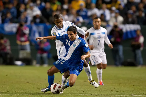 Brayan Beckeles y Jonathan López en acción durante el juego —  Fotos de Stock
