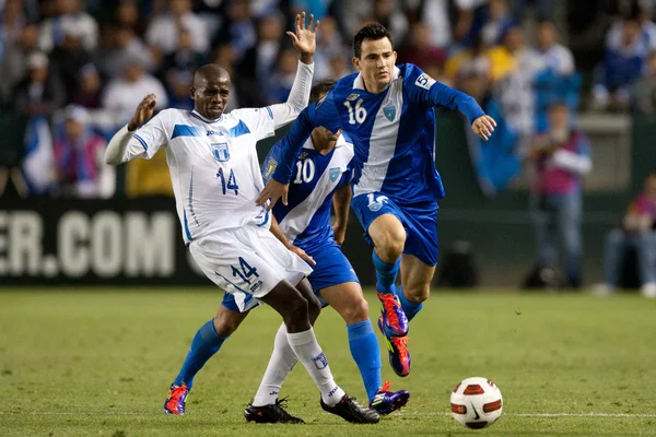 Marco Papa et Oscar Boniek Garcia en action pendant le match — Photo