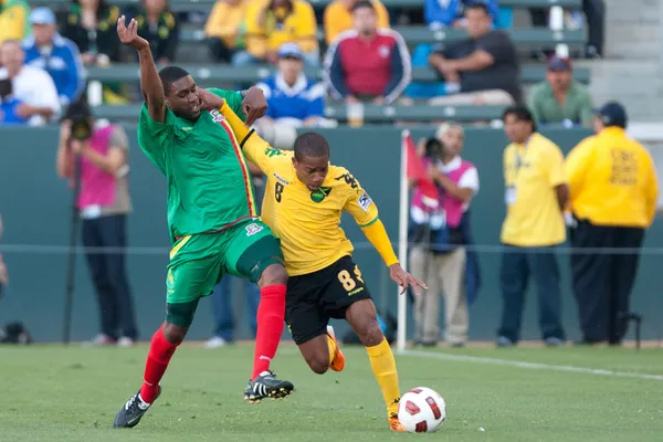 Eric Vernan intenta contener a Craig Rocastle durante el juego —  Fotos de Stock